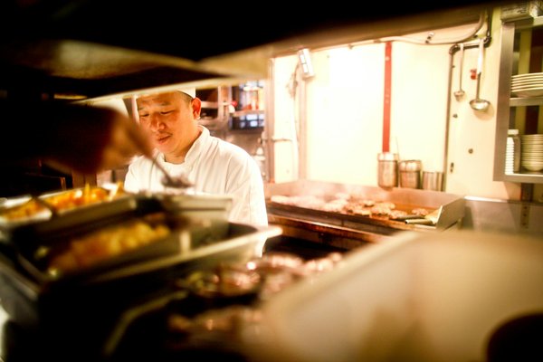 Préparation de la recette traditionnelle de canard à l'orange sucré salé